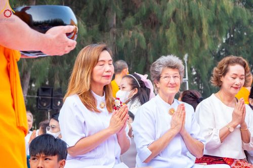 ภาพ No.107454:พิธีตักบาตรพระธรรมยาตราฯ ในโครงการธรรมยาตรากตัญญูบูชา มหาปูชนียาจารย์ พระมงคลเทพมุนี(สด จนฺทสโร) พระผู้ปราบมาร ปีที่ 12 ณ อนุสรณ์สถานมหาวิหารพระมงคลเทพมุนี อ.สองพี่น้อง จ.สุพรรณบุรี วันที่ 7 มกราคม พ.ศ. 2567