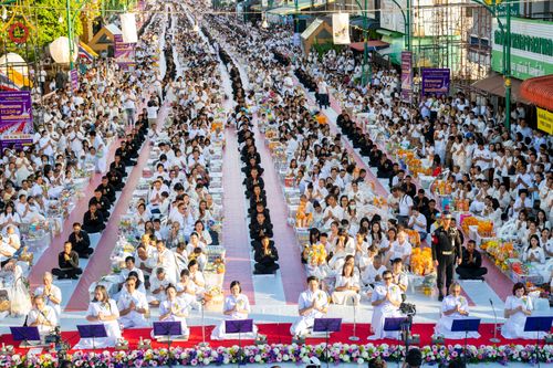 ภาพ No.311204:วันเสาร์ที่ 28 กุมภาพันธ์ พ.ศ. 2569 พิธีตักบาตรพระมหากุศล 11,250 รูป เฉลิมฉลอง 1,250 ปีศรีธรรมราชเจดีย์ สู่มรดกโลก ณ ถนนราชดำเนิน บริเวณหน้าวัดพระมหาธาตุวรมหาวิหาร อ.เมือง จ.นครศรีธรรมราช