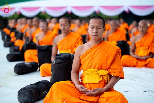 ภาพ No.290610:วันที่ 8 มกราคม พ.ศ. 2569 พระธรรมยาตราปฏิบัติธรรม และถ่ายภาพหมู่ประวัติศาสตร์ ในโครงการธรรมยาตรา กตัญญูบูชามหาปูชนียาจารย์ พระมงคลเทพมุนี(สด จนฺทสโร) พระผู้ปราบมาร อนุสรณ์สถาน 7 แห่ง ปีที่ 14 ณ อนุสรณ์สถานคลองบางนางแท่น อ.สามพราน จ.นครปฐม