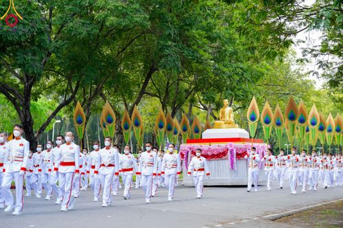 ภาพ No.89095:พิธีอัญเชิญรูปหล่อทองคำ  คุณยายอาจารย์มหารัตนอุบาสิกาจันทร์ ขนนกยูง เพื่อประดิษฐาน ณ มหาวิหารคุณยายอาจารย์ฯ เนื่องในวันครูผู้ค้นพบวิชชาธรรมกาย วันศุกร์ที่ 29 กันยายน พ.ศ. 2566