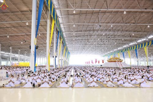 ภาพ No.83015:พิธีตักบาตร ณ บ้านแก้วเรือนทองคุณยายอาจารย์ฯ พิธีบูชาข้าวพระ ณ สภาธรรมกายสากล วัดพระธรรมกาย ในวันอาทิตย์ต้นเดือนที่ 2 ก.ค. พ.ศ.2566