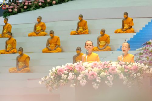 ภาพ No.85284:พิธีมุทิตาสักการะพระภิกษุ ผู้สอบได้เปรียญธรรม ๙ ประโยคระดับโลก, พิธีมอบโล่เกียรติยศและทุนการศึกษา สำนักเรียนบาลีดีเด่นทั่วประเทศ ในวันสมาธิโลก อาทิตย์ที่ 6 สิงหาคม พ.ศ. 2566 ณ สภาธรรมกายสากล วัดพระธรรมกาย