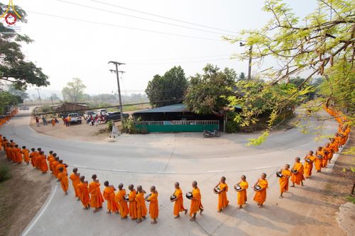 ภาพ No.136990:Photo Story  มหัศจรรย์วัดดงดินแดง Episode 5 กิจกรรมถ่ายภาพหมู่ประวัติศาสตร์ และตักบาตรฉลองพระ-เณรกว่า 500 รูป วันที่ 6 เมษายน พ.ศ. 2567