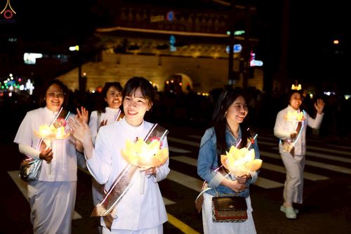 ภาพ No.229566:วันเสาร์ที่ 26 เมษายน พ.ศ. 2568 คณะพระภิกษุสามเณรในโครงการบรรพชาหมู่ 81 รูป  วัดภาวนาโซล ประเทศเกาหลีใต้ ได้ร่วมกับคณะสาธุชนคนไทยในเกาหลีใต้  ร่วมกันเดินขบวนอัญเชิญโคมดอกบัว  เพื่อบูชาแด่องค์สมเด็จพระสัมมาสัมพุทธเจ้า  ในงานเทศกาลวิสาขบูชานานาชาติ ประจำปี
