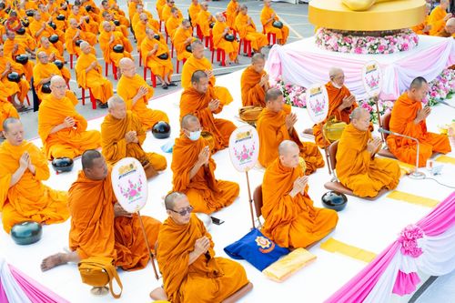 ภาพ No.150809:พิธีเจริญพระพุทธมนต์ และทำบุญตักบาตรแด่คณะสงฆ์ จำนวน 121 รูป เนื่องในโอกาสฉลองครบรอบ 120 ปี อำเภอคลองหลวง จังหวัดปทุมธานี เพื่อถวายเป็นพุทธบูชา ช่วยเหลือผู้ประสบความเดือดร้อนจากอุทกภัย และคณะสงฆ์ 323 วัด 4 จังหวัดชายแดนภาคใต้ วันเสาร์ที่ 31 สิงหาคม พ.ศ. 