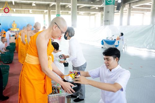 ภาพ No.145668:พิธีตักบาตรโครงการบรรพชาสามเณร โรงเรียนนานาชาติ รุ่นที่ 13 ณ มหารัตนวิหารคด 9 วัดพระธรรมกาย วันเสาร์ที่ 20 กรกฎาคม พ.ศ. 2567