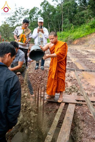ภาพ No.174458:พิธีตักบาตรพระ,พิธีทอดผ้าป่า พิธีกลั่นแผ่นดินโปรยรัตนชาติ  สร้างพระอุโบสถและเจดีย์ วัดป่าสัมมาทิฏฐิและวัดสิริขันโท แขวงอัตตะปือ สปป. ลาว วันที่ 29 ตุลาคม พ.ศ. 2567