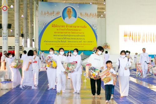 ภาพ No.123027:พิธีตักบาตร และพิธีบูชาข้าวพระ ในวันอาทิตย์ต้นเดือนที่ 4 กุมภาพันธ์ พ.ศ. 2567 ณ วัดพระธรรมกาย จ.ปทุมธานี