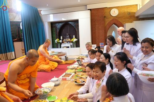 ภาพ No.161399:วัดพระธรรมกายลอนดอน สหราชอาณาจักร จัดงานบุญ น้อมถวายเป็นพุทธบูชา และบูชาธรรมเนื่องในวาระ 140 ปี วันคล้ายวันเกิดด้วยรูปกายเนื้อของ พระมงคลเทพมุนี (สด จนฺทสโร) พระผู้ปราบมาร ในวันที่ 10 ตุลาคม พ.ศ. 2567