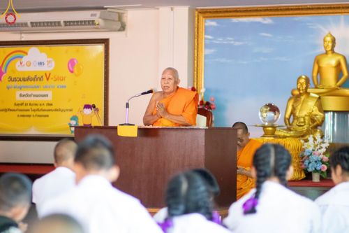 ภาพ No.104908:วันรวมพลังเด็กดี V-star ผู้นำฟื้นฟูศีลธรรมโลก จังหวัดกำแพงเพชร ณ ศูนย์ปฏิบัติธรรมกำแพงเพชร ในอุปถัมภ์พระพรหมวชิรปัญญาจารย์ วันที่ 22 ธันวาคม พ.ศ. 2566