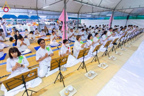 ภาพ No.201812:พิธีถวายภัตตาหารเป็นสังฆทาน แด่พระธรรมยาตรา ณ อนุสรณ์สถานบางปลา วัดบางปลา อำเภอบางเลน จังหวัดนครปฐม ในโครงการธรรมยาตรา กตัญญูบูชา มหาปูชนียาจารย์ พระมงคลเทพมุนี(สด จนฺทสโร) พระผู้ปราบมาร อนุสรณ์สถาน 7 แห่ง ปีที่ 13 วันที่ 26 มกราคม พ.ศ. 2568