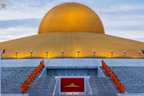 ภาพ No.240986:วันพุธที่ 27 สิงหาคม พ.ศ. 2568 พิธีจุดประทีป ในวันธรรมชัย ณ วัดพระธรรมกาย