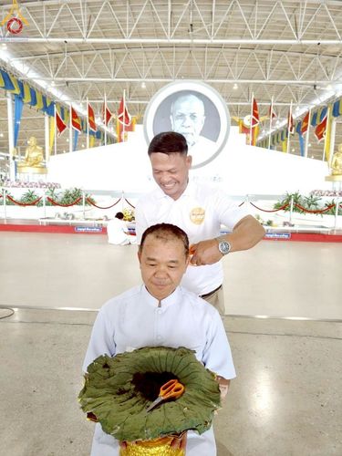 ภาพ No.223157:วันที่ 2 -10 พฤษภาคม พ.ศ. 2568 พิธีตัดปอยผม ปลงผม พิธีขอขมาลาอุปสมบทอุทิศชีวิต ของอุบาสก พิสิทธิ์ หมื่นแกล้ว  ณ วัดพระธรรมกาย