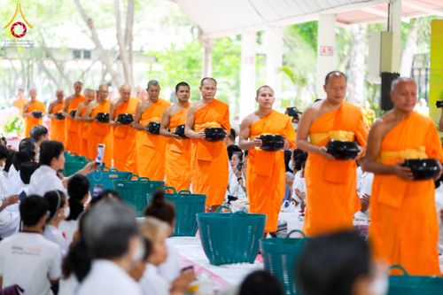 ภาพ No.61266:พิธีตักบาตรฉลองพระใหม่ รุ่นบูชาธรรมโครงการ 1-2 โครงการบรรพชาอุปสมบทหมู่ธรรมทายาท บูชาธรรมหลวงพ่อธัมมชโย 80 ปี ณ โถงช้างสำนักงานใหญ่ วัดพระธรรมกาย วันที่ 20 เมษายน พ.ศ. 2567