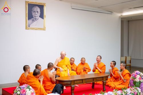 ภาพ No.222983:วันที่ 23 เมษายน พ.ศ. 2568 หลวงพ่อทัตตชีโวต้อนรับคณะสงฆ์ World Pec ณ อาคาร 100 ปี คุณยายมหารัตนอุบาสิกาจันทร์ ขนนกยูง วัดพระธรรมกาย