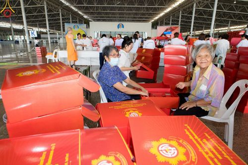 ภาพ No.212265:วันพุธที่ 19 มีนาคม พ.ศ. 2568 การบรรจุไทยธรรมลงกล่องสำเร็จ 43,500 กล่อง เพื่อถวายแด่พระสังฆาธิการ 40,000 กว่าวัดทั่วไทย ในวันคุ้มครองโลก 22 เมษายน พ.ศ. 2568 ณ บ้านแก้วเรือนทองคุณยายฯ วัดพระธรรมกาย