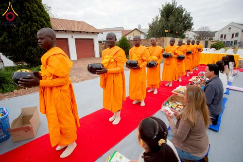 ภาพ No.233007:วันอาทิตย์ 29 มิถุนายน พ.ศ. 2568 กิจกรรมอบรมธรรมทายาทแอฟริกาใต้  ปฏิบัติธรรมสร้างสันติสุขภายใน แสงแห่งพุทธธรรมสู่แผ่นดินแอฟริกาใต้ ณ บริเวณหน้าวัดพระธรรมกายโจฮันเนสเบิร์ก