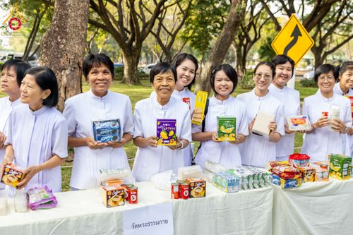 ภาพ No.179605:พิธีเจริญพระพุทธมนต์ พิธีทำบุญตักบาตรถวายพระราชกุศล และพิธีวางพานพุ่มดอกไม้ถวายราชสักการะ  แด่พระบาทสมเด็จพระบรมชนกาธิเบศร มหาภูมิพลอดุลยเดชมหาราช บรมนาถบพิตร เนื่องในวันคล้ายวันพระบรมราชสมภพ วันชาติ และวันพ่อแห่งชาติ วันพฤหัสบดีที่ 5 ธันวาคม พ.ศ. 2567 ณ