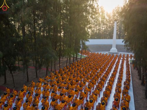 ภาพ No.107384:พิธีตักบาตรพระธรรมยาตราฯ ในโครงการธรรมยาตรากตัญญูบูชา มหาปูชนียาจารย์ พระมงคลเทพมุนี(สด จนฺทสโร) พระผู้ปราบมาร ปีที่ 12 ณ อนุสรณ์สถานมหาวิหารพระมงคลเทพมุนี อ.สองพี่น้อง จ.สุพรรณบุรี วันที่ 7 มกราคม พ.ศ. 2567
