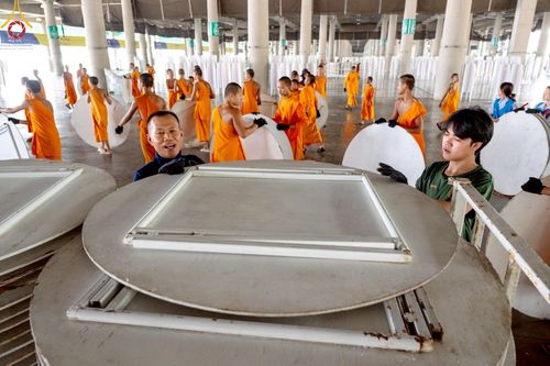 ภาพ No.220783:วันที่ 24-25 เมษายน พ.ศ. 2568 การเก็บงาน ผ้ารับประเคน ผ้าระบาย โต๊ะ เก้าอี้  ภายหลังงานวันคุ้มครองโลก ณ วัดพระธรรมกาย