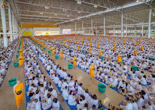 ภาพ No.243486:วันที่ 7 กันยายน พ.ศ. 2568 พิธีตักบาตร ข้าวสารอาหารแห้ง ในวันครูผู้ค้นพบวิชชาธรรมกาย ณ บ้านแก้วเรือนทองคุณยายฯ สภาธรรมกายสากล วัดพระธรรมกาย