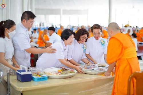 ภาพ No.230429:วันที่ 28 มิถุนายน พ.ศ. 2568 พิธีถวายภัตตาหารเมนูสวรรค์ เพื่อการบรรลุธรรม ณ หอฉันคุณยายอาจารย์ฯ วัดพระธรรมกาย