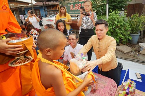 ภาพ No.135403:โครงการตักบาตรข้าวสารอาหารแห้งพระภิกษุสามเณร ๑,๐๐๐ รูป วันอังคารที่ ๙ เมษายน พ.ศ.๒๕๖๗ ณ ถนนหน้าที่ว่าการอำเภอคลองขลุง (เส้นเลียบแม่น้ำปิง) ตำบลคลองขลุง อำเภอคลองขลุง จังหวัดกำแพงเพชร