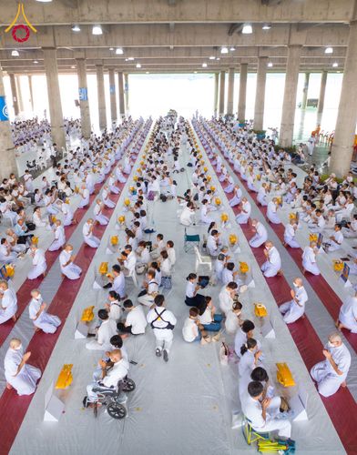 ภาพ No.62739:พิธีขอขมามอบผ้าไตร ในโครงการอุปสมบทหมู่ บูชาธรรมหลวงพ่อธัมมชโย พ.ศ.2567  โครงการอุปสมบทหมู่ธรรมทายาท ระดับอุดมศึกษา รุ่นที่51 (ภาคฤดูร้อน) โครงการบวชพระนานาชาติ AEC และ WAB รุ่นผู้บริหาร(รุ่นที่2) ณ ลานธรรม พระมหาธรรมกายเจดีย์ วันที่ 13 เมษายน พ.ศ. 2567