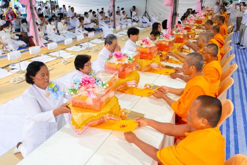 ภาพ No.201441:พิธีถวายภัตตาหารเป็นสังฆทาน แด่พระธรรมยาตรา ณ อนุสรณ์สถานบางปลา วัดบางปลา อำเภอบางเลน จังหวัดนครปฐม ในโครงการธรรมยาตรา กตัญญูบูชา มหาปูชนียาจารย์ พระมงคลเทพมุนี(สด จนฺทสโร) พระผู้ปราบมาร อนุสรณ์สถาน 7 แห่ง ปีที่ 13 วันที่ 25 มกราคม พ.ศ. 2568