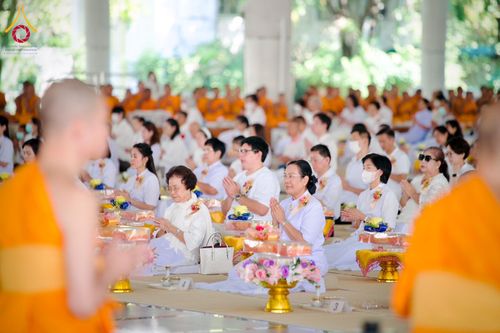 ภาพ No.198070:พิธีถวายภัตตาหารแด่พระภิกษุ สามเณร  บูชาธรรมคุณยายอาจารย์มหารัตนอุบาสิกาจันทร์ ขนนกยูง เนื่องในวาระวันคล้ายวันเกิดครบ 116 ปี วันอาทิตย์ที่ 19 มกราคม พ.ศ. 2568 ณ หอฉันคุณยายอาจารย์ฯ วัดพระธรรมกาย
