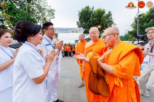 ภาพ No.224486:วันจันทร์ที่ 12 พฤษภาคม พ.ศ. 2568  ชาวพุทธในอินโดนีเซีย ร่วมฉลองวิสาขบูชาจุดประทีปกว่า 200,000 ดวง ณ พระมหาเจดีย์บรมพุทโธ  เจริญพุทธมนต์ถวาย “พระวชิรเกล้าเจ้าอยู่หัว”