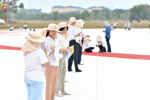 ภาพ No.128645:V.33 รวมพลังเพื่อบางกล่ำ การเตรียมงานของเจ้าหน้าที่หน่วยงานต่างๆ เพื่องานธรรมยาตราอัญเชิญพระบรมสารีริกธาตุ ประดิษฐาน ณ มหารัตนเจดีย์สิริปทุมสวรรค์ (เจดีย์อริยพุทธะ 5 พระองค์) ศูนย์ปฏิบัติธรรมภาคใต้ อ.บางกล่ำ จ.สงขลา ระหว่างวันที่ 9-10 มีนาคม พ.ศ. 2567