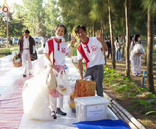 ภาพ No.105010:พิธีตักบาตรพระ ๑,๐๐๐ รูป ฉลองเมืองลำปาง ๑,๓๔๓ ปี วันเสาร์ที่ ๓๐ ธันวาคม พ.ศ. ๒๕๖๖ ณ ศูนย์ปฏิบัติธรรมลำปาง อำเภอเมือง จังหวัดลำปาง