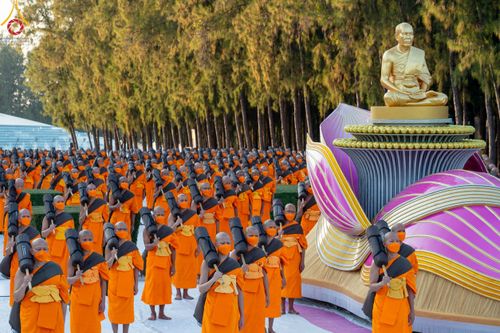 ภาพ No.104401:พระธรรมยาตราร่วมปฏิบัติธรรม และถ่ายภาพหมู่ประวัติศาสตร์ หน้ามหาวิหารพระมงคลเทพมุนี วันที่ 27 ธันวาคม พ.ศ. 2566
