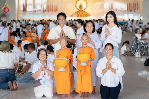 ภาพ No.134986:พิธีถวายบาตรแด่นาคธรรมทายาท ในโครงการบรรพชาสามเณรฟื้นฟูพระพุทธศาสนาทั่วไทย ณ สภาธรรมกายสากล วัดพระธรรมกาย จ.ปทุมธานี วันเสาร์ที่ 6 เมษายน พ.ศ. 2567
