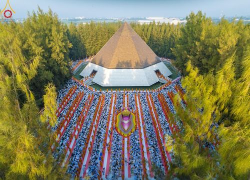 ภาพ No.190229:พิธีตักบาตรพระธรรมยาตรา ณ อนุสรณ์สถานลำดับที่ 1 สถานที่เกิดด้วยรูปกายเนื้อ อนุสรณ์สถานมหาวิหารพระมงคลเทพมุนี (โลตัสแลนด์) อ.สองพี่น้อง จ.สุพรรณบุรี ในโครงการธรรมยาตรา กตัญญูบูชา มหาปูชนียาจารย์ พระมงคลเทพมุนี(สด จนฺทสโร) พระผู้ปราบมาร อนุสรณ์สถาน 7 แห่ง 