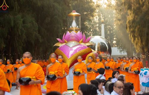 ภาพ No.107544:พิธีตักบาตรพระธรรมยาตราฯ ในโครงการธรรมยาตรากตัญญูบูชา มหาปูชนียาจารย์ พระมงคลเทพมุนี(สด จนฺทสโร) พระผู้ปราบมาร ปีที่ 12 ณ อนุสรณ์สถานมหาวิหารพระมงคลเทพมุนี อ.สองพี่น้อง จ.สุพรรณบุรี วันที่ 7 มกราคม พ.ศ. 2567