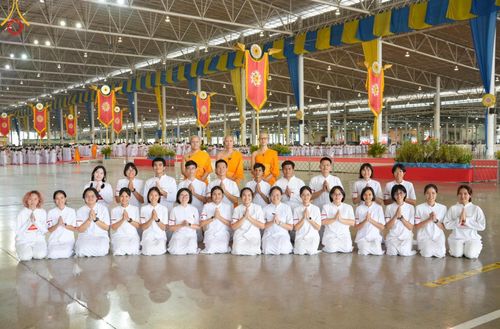 ภาพ No.134582:V.35 เพื่อบุญต้นเดือน การรับบุญของเจ้าหน้าที่หน่วยงานต่างๆ เพื่องานบุญวันอาทิตย์ต้นเดือน ณ วัดพระธรรมกาย วันที่ 7 เมษายน พ.ศ. 2567