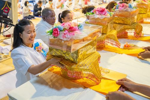 ภาพ No.193726:สาธุชนถวายภัตตาหารเป็นสังฆทาน แด่พระธรรมยาตรา ณ อนุสรณ์สถานมหาวิหารพระมงคลเทพมุนี (โลตัสแลนด์) อ.สองพี่น้อง จ.สุพรรณบุรี ในโครงการธรรมยาตรา กตัญญูบูชา มหาปูชนียาจารย์ พระมงคลเทพมุนี(สด จนฺทสโร) พระผู้ปราบมาร ปีที่ 13 วันที่ 12 มกราคม พ.ศ.2568