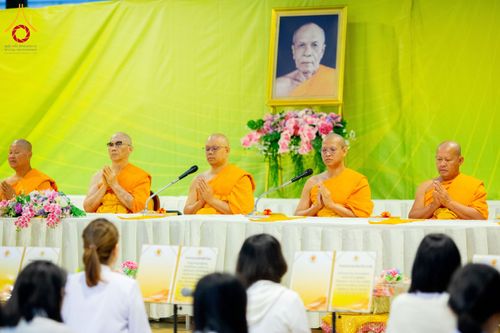 ภาพ No.194911:พิธีถวายภัตตาหารเป็นสังฆทาน แด่พระธรรมยาตรา ณ อนุสรณ์สถานมหาวิหารพระมงคลเทพมุนี (โลตัสแลนด์) อ.สองพี่น้อง จ.สุพรรณบุรี ในโครงการธรรมยาตรา กตัญญูบูชา มหาปูชนียาจารย์ พระมงคลเทพมุนี(สด จนฺทสโร) พระผู้ปราบมาร แห่ง ปีที่ 13 วันที่ 14 มกราคม พ.ศ.2568