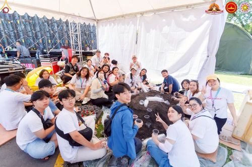 ภาพ No.224749:วันที่ 11 -12 พฤษภาคม พ.ศ. 2568 คณะพระอาจารย์ เจ้าหน้าที่ อาสาสมัคร นักศึกษา ทั้งชาวอินโดนีเซีย และชาวไทย ร่วมแรงร่วมใจ เตรียมงาน เก็บงาน ในวันวิสาขบูชา ณ พระมหาเจดีย์บรมพุทโธ ประเทศอินโดนีเซีย