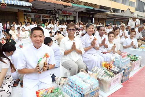 ภาพ No.236937:วันอาทิตย์ที่ 10 สิงหาคม พ.ศ. 2568 มหาสังฆทานครั้งยิ่งใหญ่ ตักบาตรพระ 10,000 รูป ถ.นิพัทธ์อุทิศ 3 ใจกลางนครหาดใหญ่ จ.สงขลา