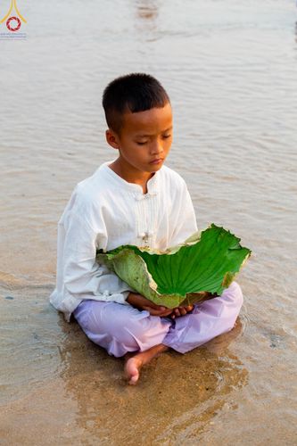 ภาพ No.63283:Photo Story  มหัศจรรย์วัดดงดินแดง Episode 1  พิธีปลงผมนาคธรรมทายาท  ในโครงการบรรพชาอุปสมบทหมู่ ฟื้นฟูพระพุทธศาสนาทั่วไทย วัดดงดินแดง ณ ลำน้ำแม่ตื่น อ.อมก๋อย จ.เชียงใหม่ วันที่ 2 เมษายน พ.ศ. 2567