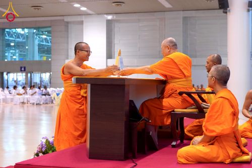 ภาพ No.232160:วันอาทิตย์ที่ 6 กรกฏาคม พ.ศ. 2568 พิธีมอบโล่เกียรติคุณ สวดธัมมจักกัปปวัตตนสูตร และรางวัลโครงการผู้นำแสงสว่างออนไลน์ ณ ห้องแก้วสารพัดนึก1 สภาธรรมกายสากล วัดพระธรรมกาย