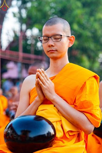 ภาพ No.197647:พิธีตักบาตรพระธรรมยาตรา ณ อนุสรณ์สถานลำดับที่ 4 สถานที่เกิดด้วยกายธรรม วัดโบสถ์(บน) ต.บางคูเวียง จ.นนทบุรี ในโครงการธรรมยาตรา กตัญญูบูชา มหาปูชนียาจารย์ พระมงคลเทพมุนี(สด จนฺทสโร) พระผู้ปราบมาร อนุสรณ์สถาน 7 แห่ง ปีที่ 13 วันที่ 19 มกราคม พ.ศ. 2568