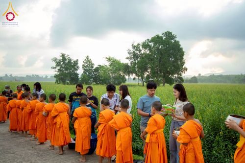 ภาพ No.217945:วันศุกร์ที่ 11 เมษายน พ.ศ. 2568 พระและสามเณร 99 รูป จากศูนย์ปฏิบัติธรรมระยอง(บ้านช่องลม) บิณฑบาต ณ ทุ่งปอเทือง ต.บางบุตร อ.บ้านค่าย จ.ระยอง เพื่อเป็นการฝึกสามเณรภาคฤดูร้อน ผ่านกิจวัตรบิณฑบาตในพื้นที่ชุมชน