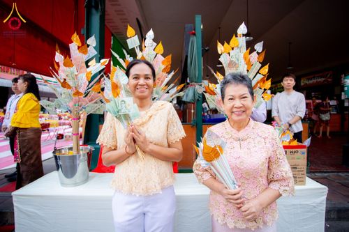 ภาพ No.180297:พิธีทำบุญตักบาตร ข้าวสารอาหารแห้ง แด่คณะสงฆ์ 99 รูป เนื่องในวันพ่อแห่งชาติ ปีที่ 50 ณ ศูนย์การค้าตลาดรังสิต ซ.รังสิต-ปทุมธานี 5 วันที่ 5 ธันวาคม พ.ศ. 2567