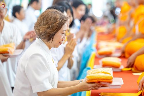 ภาพ No.227708:วันเสาร์ที่ 31 พฤษภาคม พ.ศ.2568 พิธีถวายผ้าไตรแด่สามเณรผู้เข้ารับการอุปสมบท , พิธีอุปสมบทสามเณรเตรียม DCI วัดพระธรรมกาย จ.ปทุมธานี