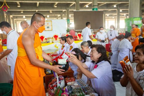 ภาพ No.115480:พิธีตักบาตรฉลองพระใหม่ ในโครงการอุปสมบทหมู่บูชาธรรม 115 ปี คุณยายอาจารย์มหารัตนอุบาสิกาจันทร์ ขนนกยูง วันที่ 19  มกราคม พ.ศ. 2567 ณ มหารัตนวิหารคด วัดพระธรรมกาย
