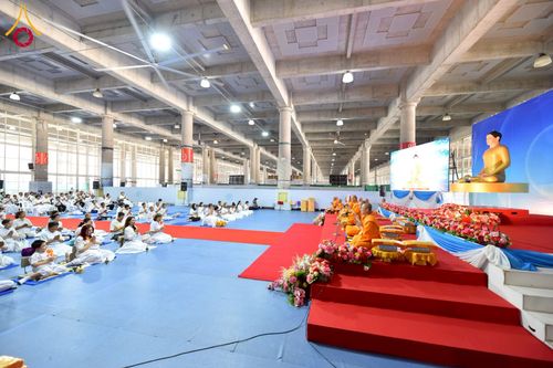 ภาพ No.238105:วันอังคารที่ 12 สิงหาคม พ.ศ. 2568 กิจกรรมวันแม่แห่งชาติ พิธีเปิดห้องปฎิบัติธรรม "กลางใส ใจสว่าง" (World Inner Peace Meditation Room) พิธีลูกกราบคุณแม่-คุณพ่อ พิธีทอดผ้าป่ากองทุนเลี้ยงพระ&กฐิน 30,000 วัด(บูชาธรรมหลวงพ่อ) พิธีไถ่โคท้อง 2 ตัว  ณ วิหารคด 2 ว